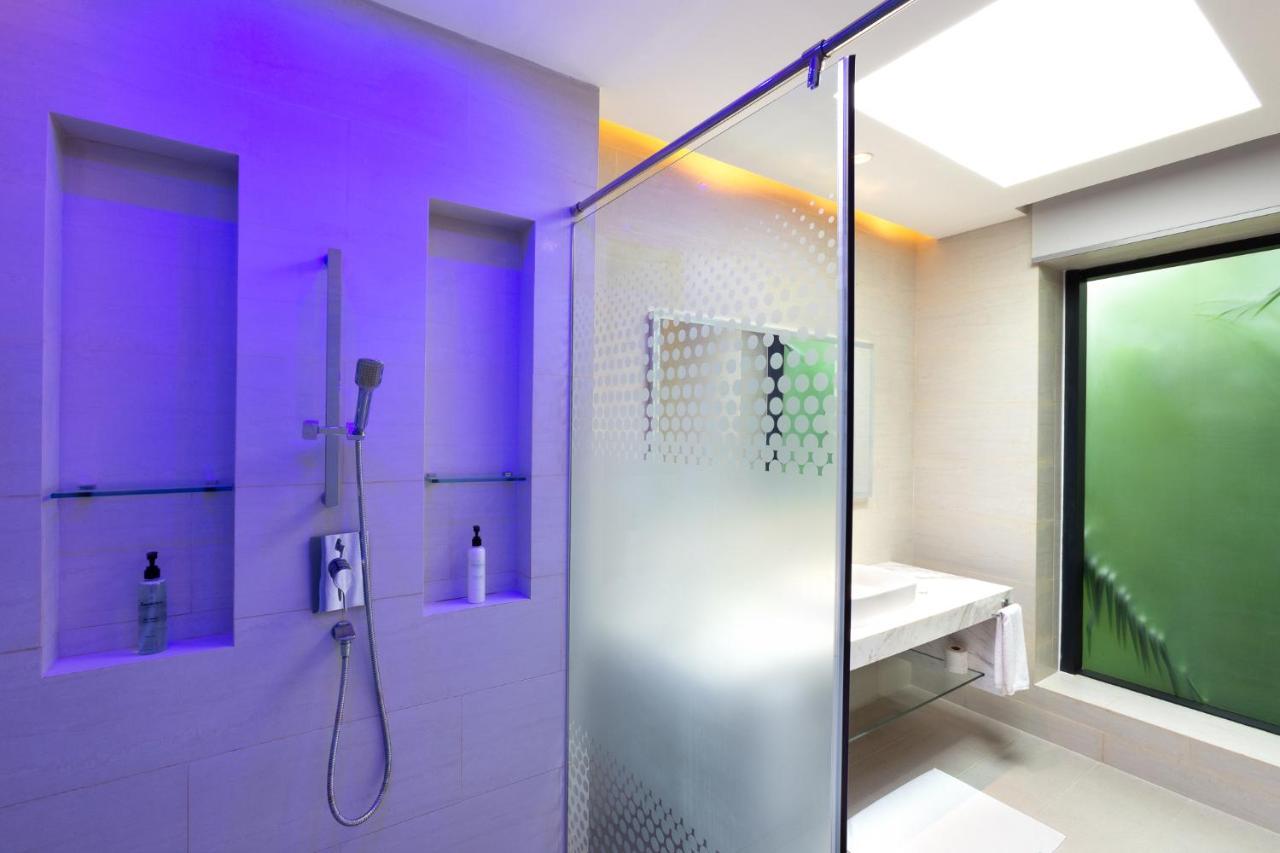 Kandima Maldives Kudahuvadhoo Exteriér fotografie A shower with a sliding door