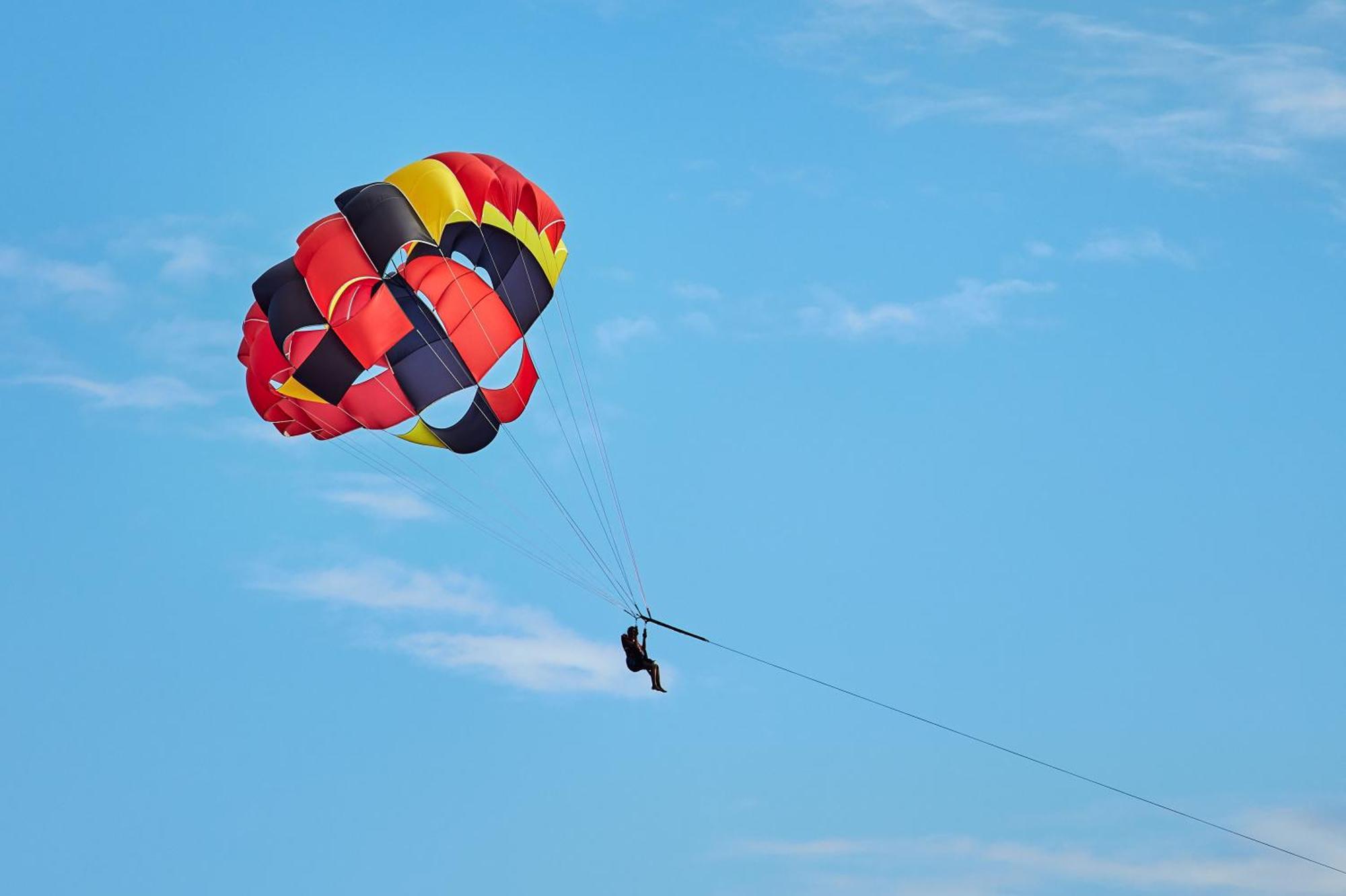 Kandima Maldives Kudahuvadhoo Exteriér fotografie Parasailing in Pattaya, Thailand
