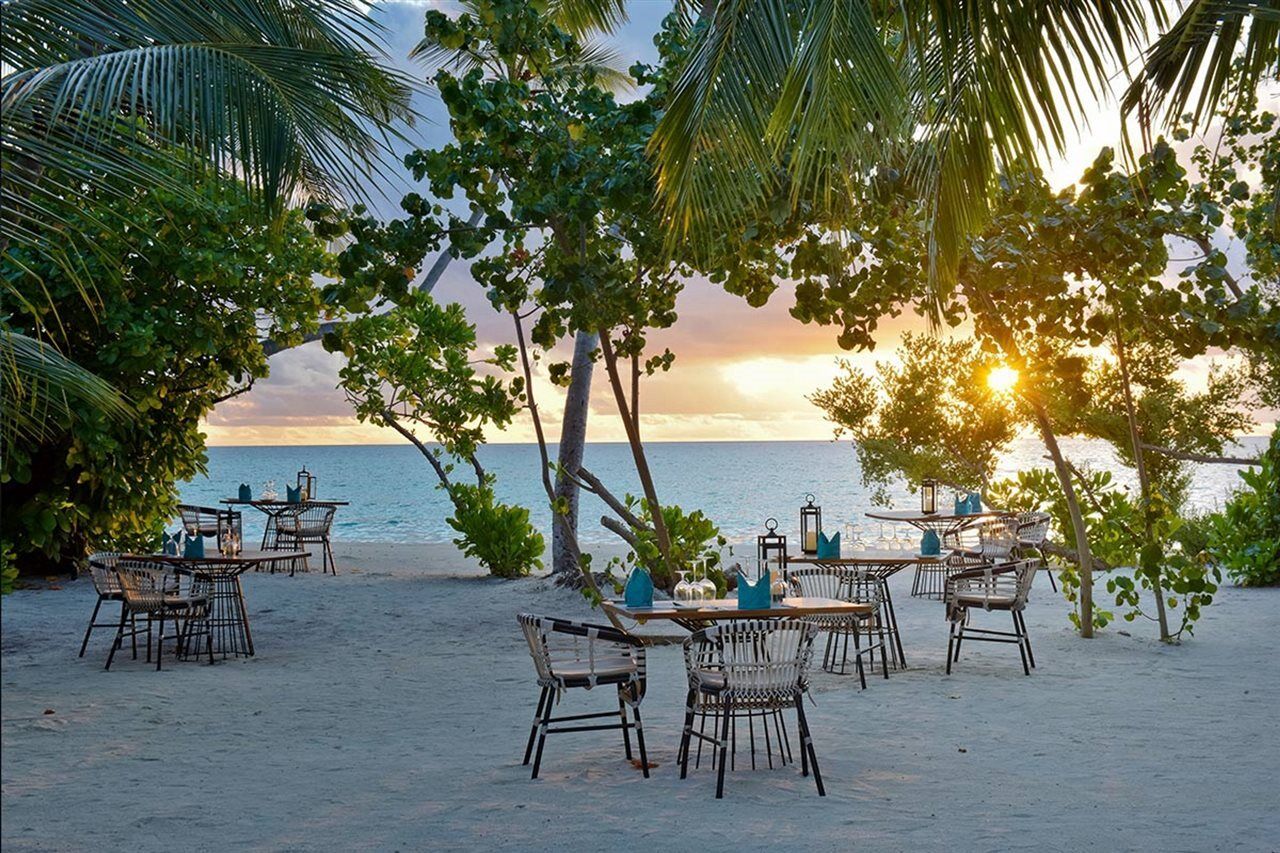 Kandima Maldives Kudahuvadhoo Exteriér fotografie Sunset at the beach